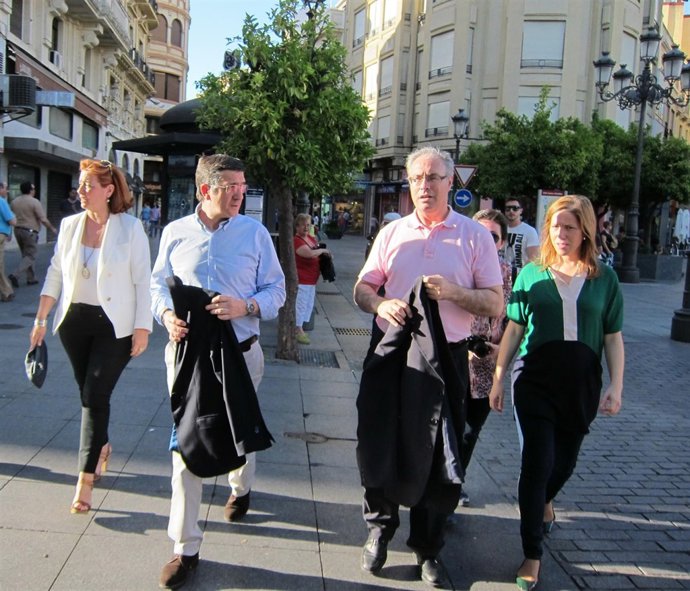 Patxi López y Juan Pablo Durán (centro) en la Plaza de las Tendillas de Córdoba