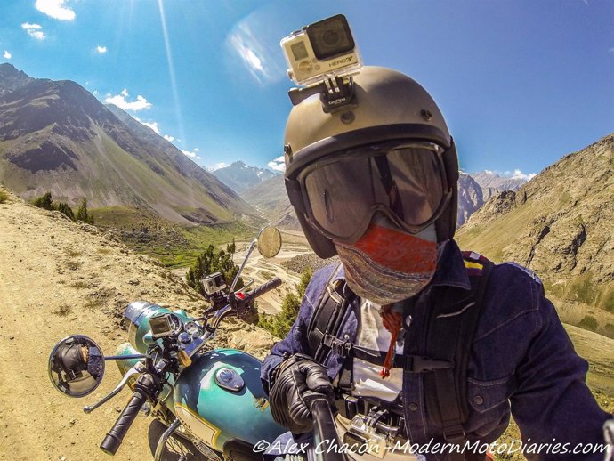 Alex Chacon subió a su moto junto con una cámara para dar la vuelta al mundo