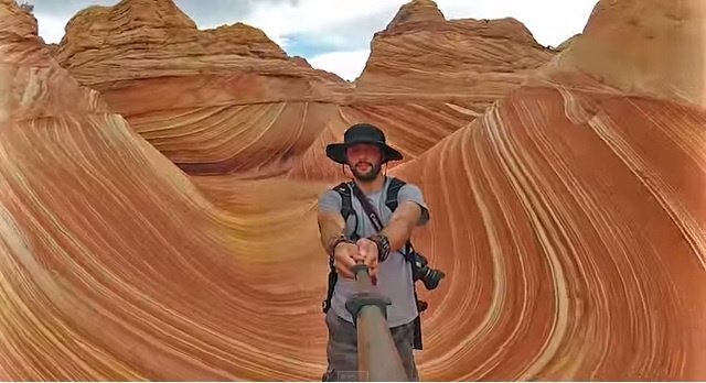 Alex Chacón haciendo una selfie 360º