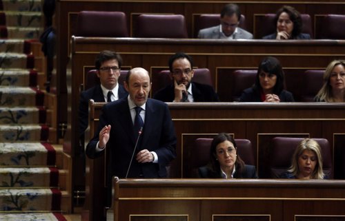 Alfredo Pérez Rubalcaba se dirige a Mariano Rajoy en el Congreso
