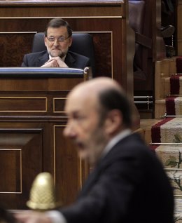 Mariano Rajoy, escuchando a Alfredo Pérez Rubalcaba en el hemiciclo