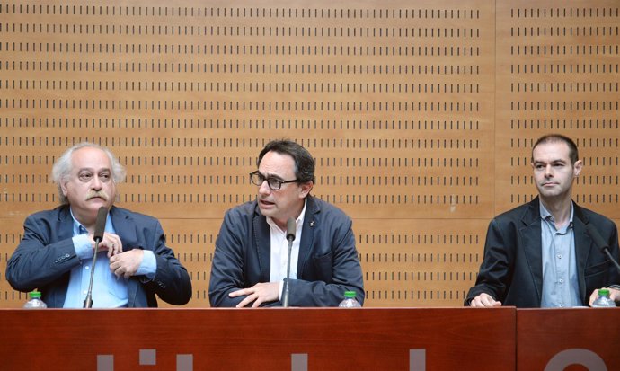 El teniente de alcalde Jaume Ciurana con los directores de la Setmana