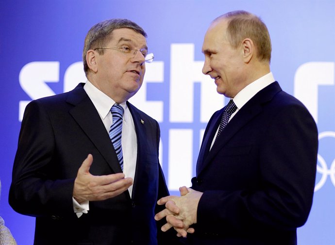 El presidente ruso Vladimir Putin y el del COI, Thomas Bach