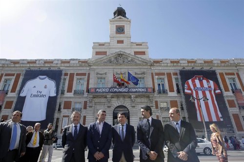 Camisetas del Real Madrid y del Atlético de Madrid colgadas en Sol