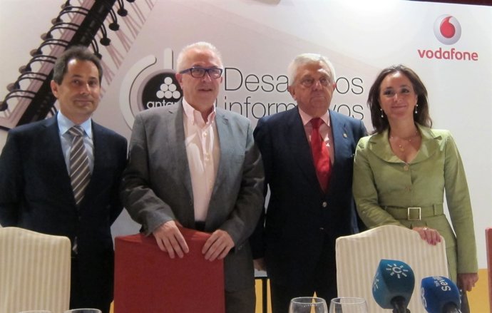 Desayuno informativo con el consejero de Economía, Innovación, Ciencia y Empleo.