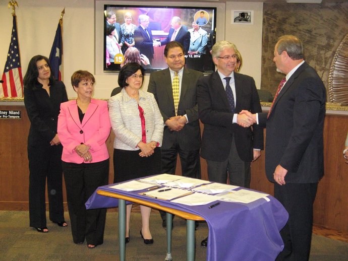 J.Cornet (CZFB) y el alcalde de El Paso O.Leeser firman acuerdo de colaboración