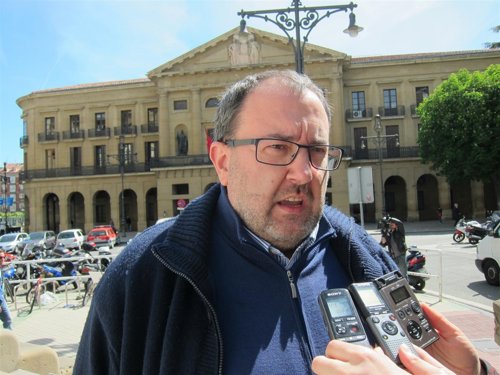 José Miguel Nuin, de I-E, atendiendo a los periodistas