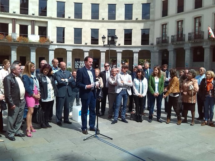 Carlos Iturgaiz en un acto electoral en Llodio (Álava)
