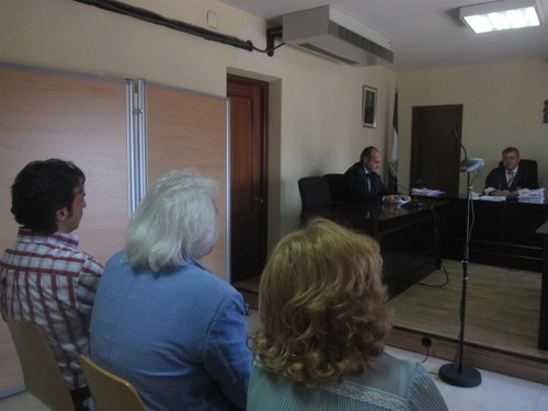 Celebración del juicio a Rafael Gómez con su mujer y yerno