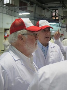 Arias Cañete, en una visita electoral a Lora del Río