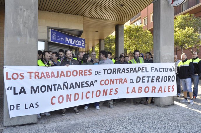 Concentración de trabajadores de Torraspapel ante las Cortes de Aragón