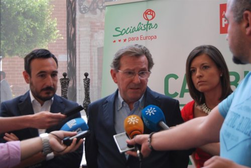 De Llera, en el centro, durante su comparecencia