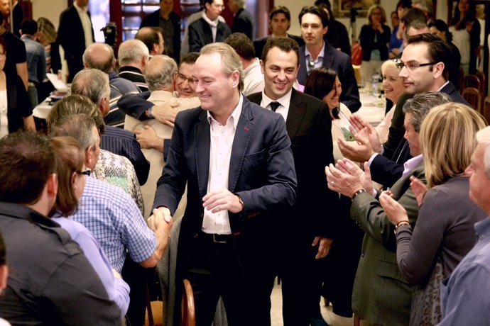 Alberto FAbra en el almuerzo mitin de Requena 
