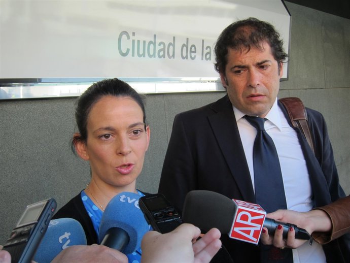 Gema Cuerda, a la salida de los juzgados de Almería junto a su abogado