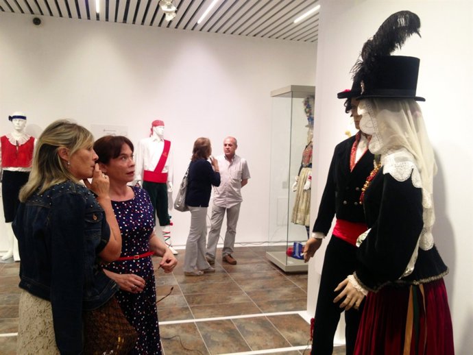 Trajes de danzas tradicionales se exhiben en Diputación. 