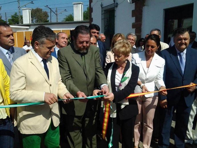 Víboras (centro) corta la cinta junto a Sáchez Villaverde y Fuentes (izda.)