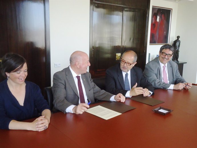 Felip Puig y Carlos Barrera firman un convenio