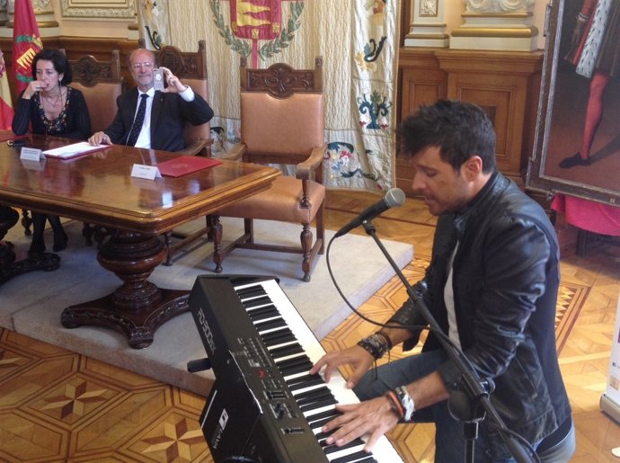 El cantante Pablo López interpreta una canción mientras el alcalde toma una foto