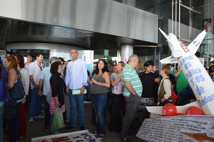 El portavoz de IU, Eduardo Zorrilla, en una movilización en el aeropuerto