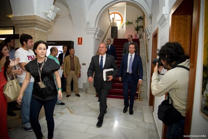 Monago y Floriano a la entrada del pleno