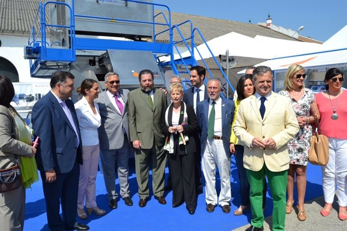 Fuentes (dcha., con chaqueta clara) durante la visita a la Feria