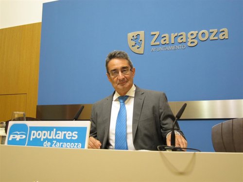 El concejal del PP, Julio Calvo, en el Ayuntamiento de Zaragoza