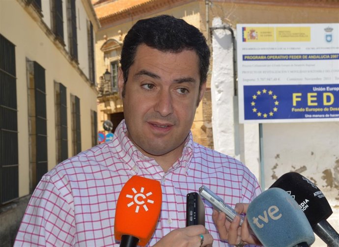 Juanma Moreno atiende a los medios en un acto electoral