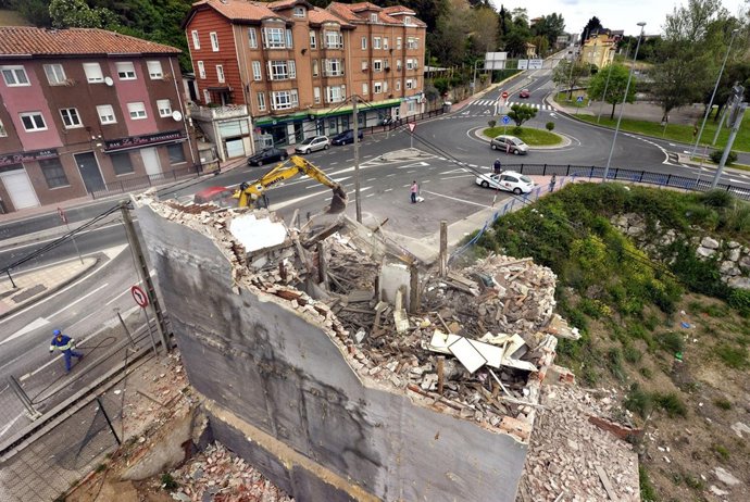Derribo en la calle Juan Guerrero Urreisti de Santander