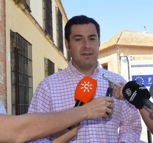 Juanma Moreno atiende a los medios en un acto electoral