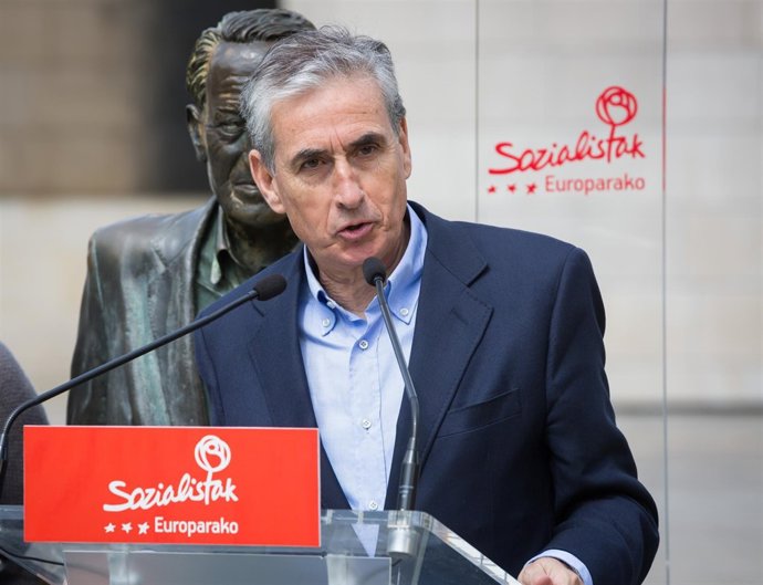 Ramón Jáuregui, junto a la escultura de Ramón Rubial