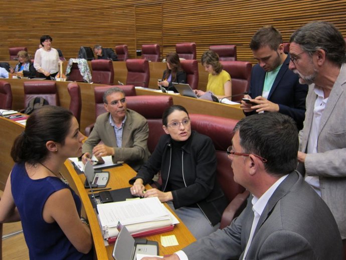 Mònica Oltra, en el centro de la imagen