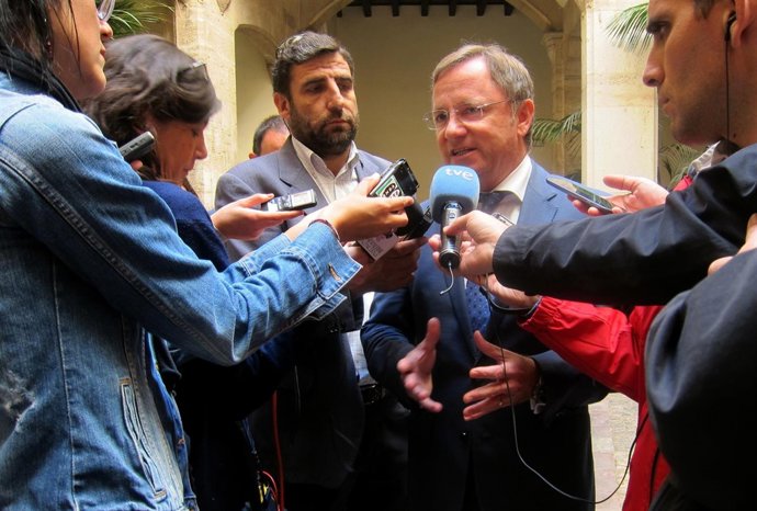 El conseller Moragues atiende a los medios de comunicación.
