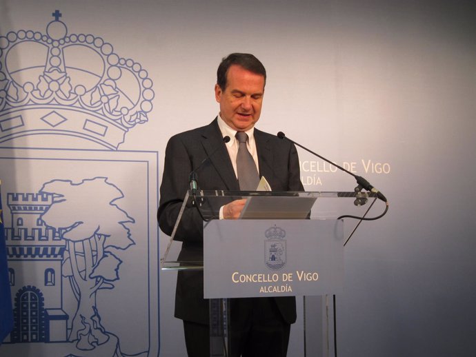 El alcalde de Vigo, Abel Caballero, hace declaraciones a la prensa