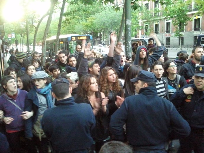 Escrache en la casa de Gallardón contra la Ley del Aborto