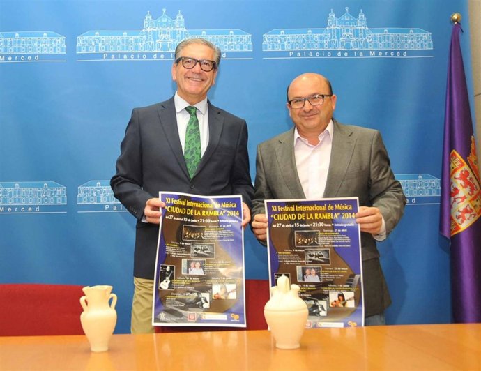 Pineda y Jiménez con el cartel del Festival