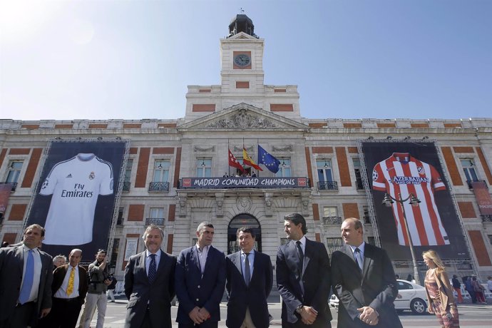 Camisetas del Real Madrid y Atlético en la Puerta del Sol