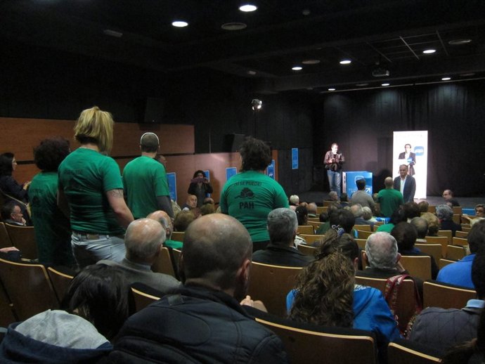 Protesta de miembros de la PAH en Torrelavega durante un mitin del PP