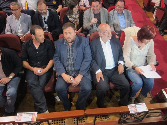  El Presidente De ERC, Oriol Junqueras, Y El Candidato Josep Maria Terricabras