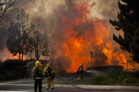 Desalojadas 15.000 viviendas por un gran incendio