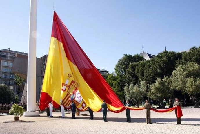 Izado de bandera en la plaza de Colón de Madrid