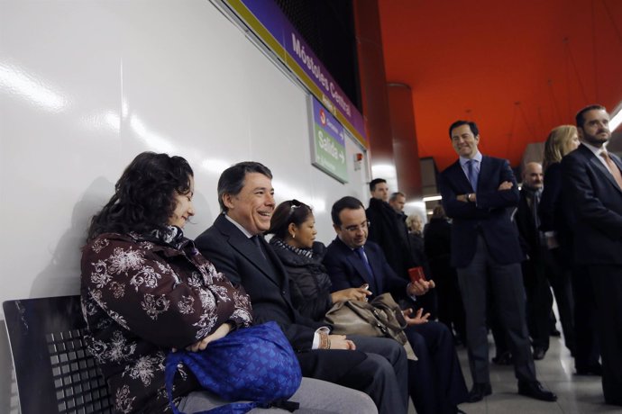 Ignacio González en el metro de Madrid