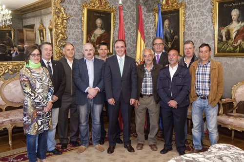 El consejero Esparza firma acuerdos con organizaciones agrarias.