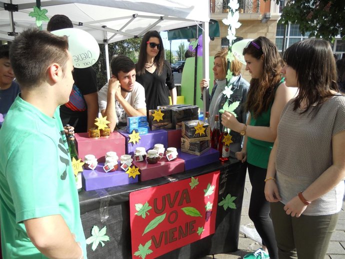 Corres, con algunos de los jóvenes que participan en el Mercado EJE