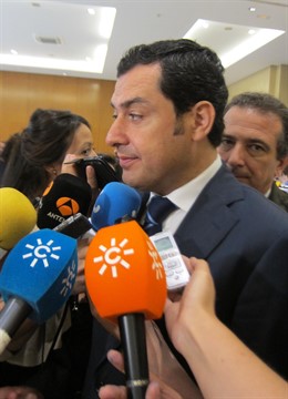 Juanma Moreno atiende a los periodistas en Málaga