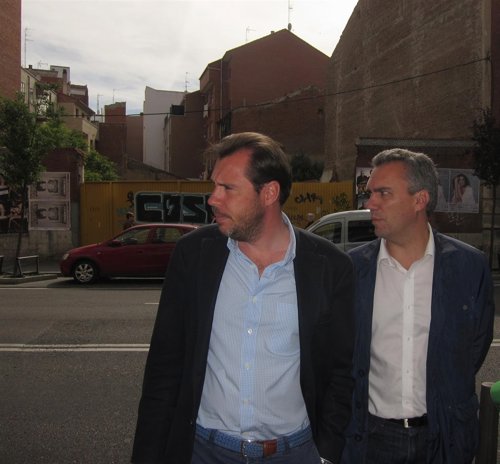 Puente e Izquierdo, ante el solar de Labradores donde se derribaron 2 inmuebles