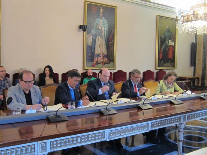 Firma del acuerdo 'Oviedo Trabaja' entre FADE, CCOO, UGT y Ayuntamiento