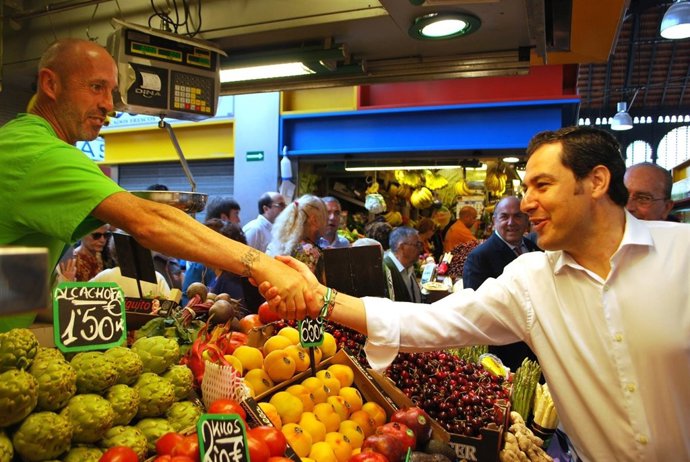 Moreno, en un mercado malagueño