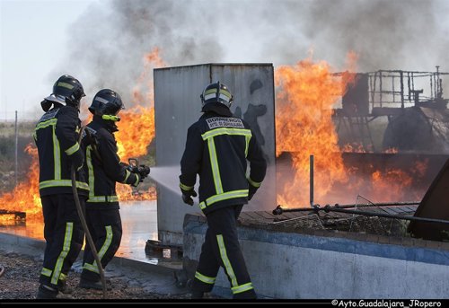 Bomberos de Guadalajara apagando un fuego
