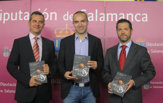 Pérez (C) junto a los diputados Manuel Tostado (I) y Julio López (D)