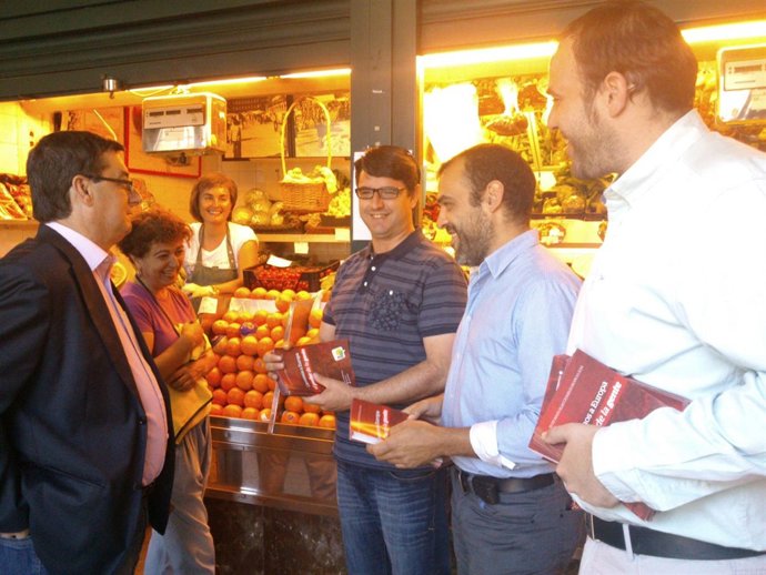 Centella (izda.) y cargos de IU en el Mercado Sanchez Peña de Córdoba